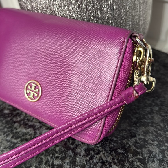 Tory Burch Saffiano Leather Fuchsia Zip Around Wristlet Wallet - Picture 2 of 11